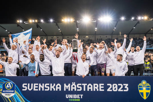 Malmö FFs spelare jublar med pokalen