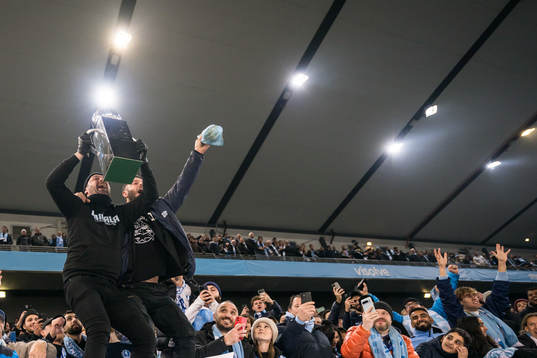 Malmö FFs supportrar jublar med pokalen