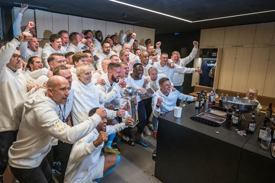 Malmö FFs spelare jublar med pokalen i omklädningsrummet
