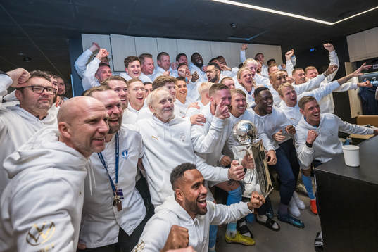 Malmö FFs spelare jublar med pokalen i omklädningsrummet