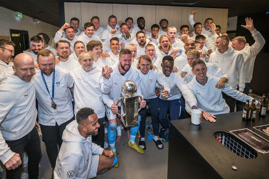 Malmö FFs spelare jublar med pokalen i omklädningsrummet