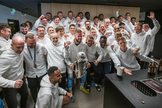 Malmö FFs spelare jublar med pokalen i omklädningsrummet