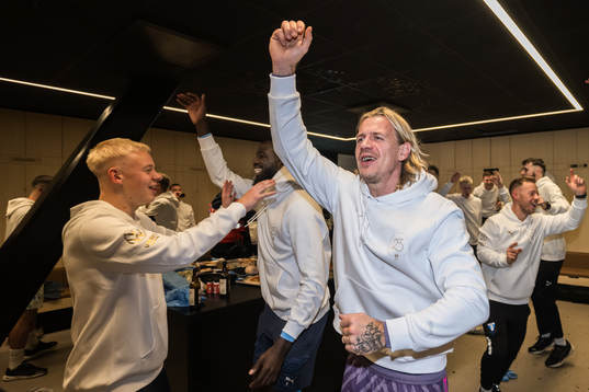 Malmö FFs målvakt Johan Dahlin jublar i omklädningsrummet