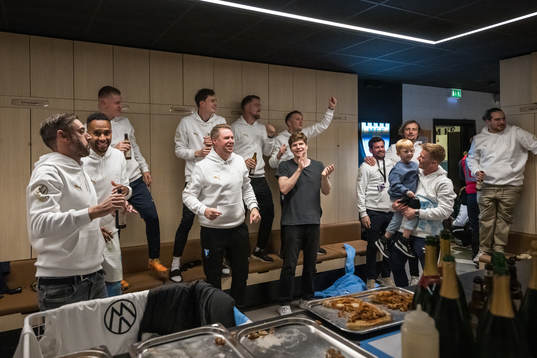 Malmö FFs spelare och ledare jublar i omklädningsrummet