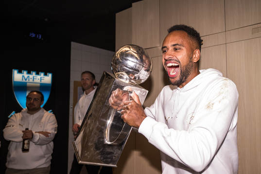 Malmö FFs Isaac Kiese Thelin jublar med pokalen i