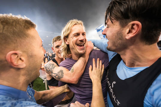 Malmö FFs målvakt Johan Dahlin jublar