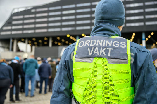 Ordningsvakt utanför Eleda stadion