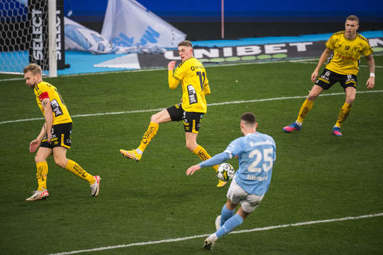 Elfsborgs Alexander Bernhardsson och Malmö FFs Gabriel