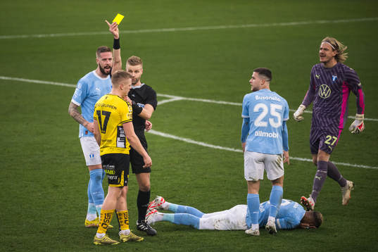 Elfsborgs Per Frick får en varning av Domare Glenn Nyberg