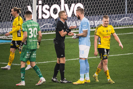 Domare Glenn Nyberg i samtal med Malmö FFs Pontus Jansson