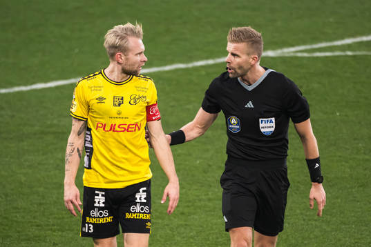 Elfsborgs Johan Larsson i samtal med Domare Glenn Nyberg