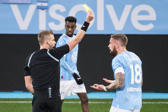 Malmö FFs Pontus Jansson får ett gult kort av Domare