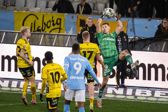 Elfsborgs målvakt Hakon Valdimarsson med en räddning