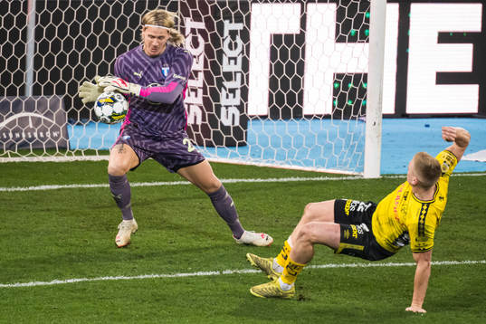 Malmö FFs Johan Dahlin med en räddning