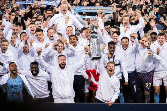Malmö FFs spelare jublar med pokalen