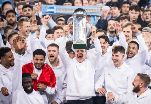 Malmö FFs Niclas Moisander jublar med pokalen