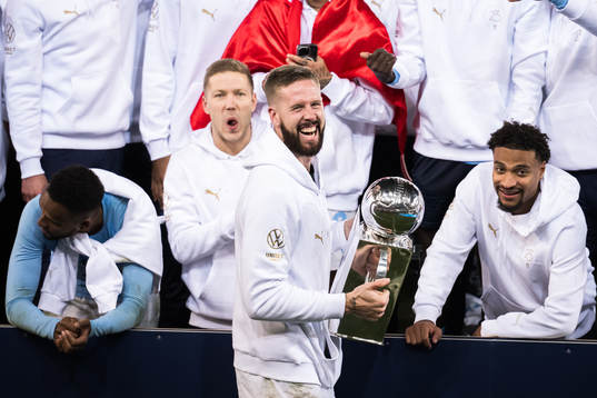 Malmö FFs Pontus Jansson jublar med pokalen