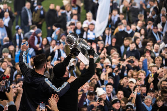 Malmö FFs supportar jublar med pokalen