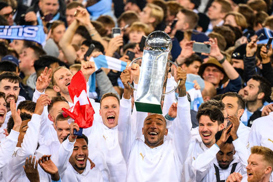 Malmö FFs Derek Cornelius jublar med pokal