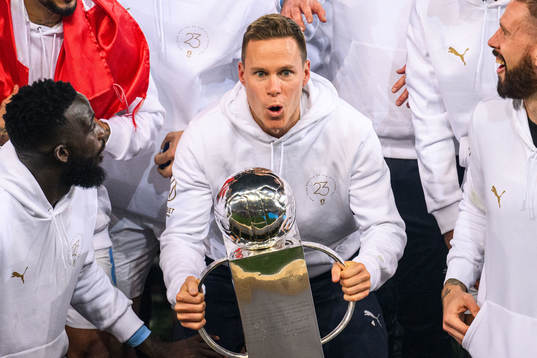 Malmö FFs Niclas Moisander jublar med pokal