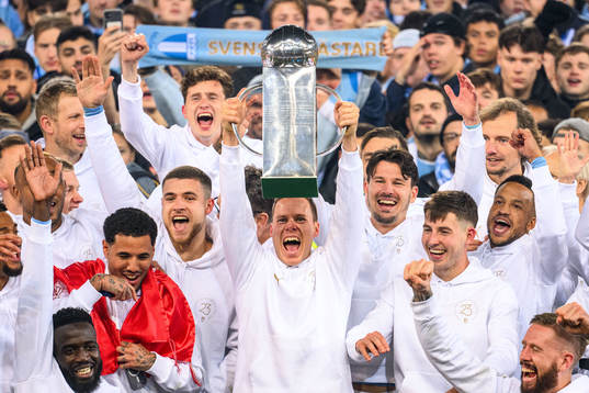 Malmö FFs Niclas Moisander jublar med pokal