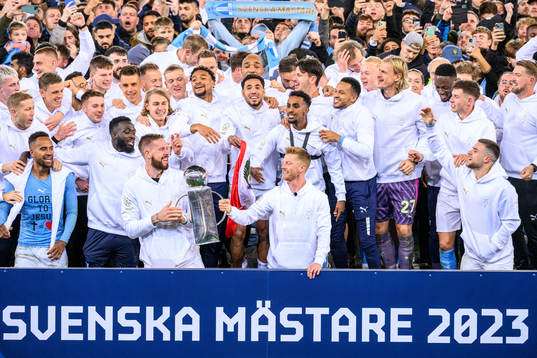 Malmö FFs spelare jublar med Lennart Johanssons pokal