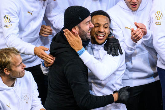 Malmö FFs Martin Olsson jublar med supportrer