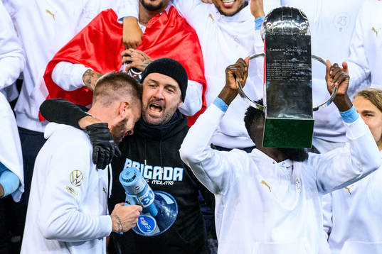 Malmö FFs Pontus Jansson jublar med supporter