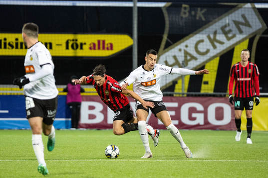 Brommapojkarnas Kevin Ackermann och Häckens Srdjan Hrstic