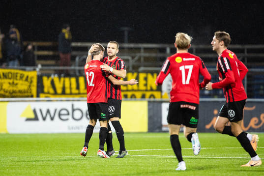 Brommapojkarnas Wilmer Odefalk jublar med Amadeus Sögaard