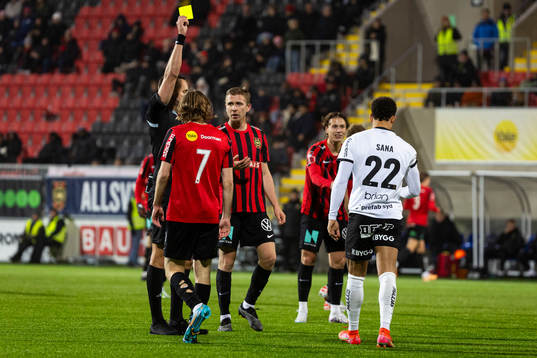 Häckens Tobias Sana får gult kort av Domare Victor Wolf
