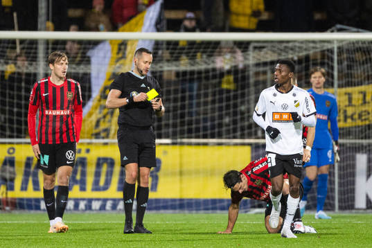 Häckens Akoua Romeo Amane får gult kort av Domare Victor