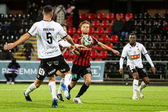 Brommapojkarnas Wilmer Odefalk mot Häckens Even Hovland