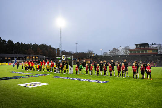 Brommapojkarnas och Häckens lag i lineup innan