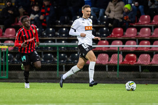 Brommapojkarnas Zeidane Inoussa och Häckens Simon Sandberg