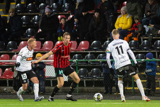 Brommapojkarnas Torbjörn Lysaker Heggem mot Häckens