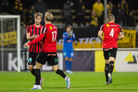 Brommapojkarnas Wilmer Odefalk jublar med Alexander Jensen