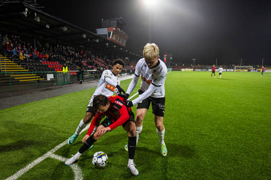 Brommapojkarnas Alex Timossi Andersson mot Häckens Momodou