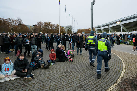 Malmö FF supportrar följer fotbollsmatchen i Allsvenskan