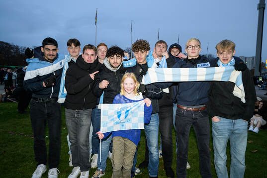 Malmö FF supportrar följer fotbollsmatchen i Allsvenskan