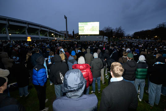 Malmö FF supportrar följer fotbollsmatchen i Allsvenskan
