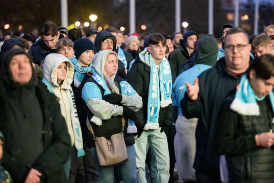 Malmö FF supportrar följer fotbollsmatchen i Allsvenskan