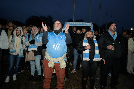 Malmö FF supportrar följer fotbollsmatchen i Allsvenskan