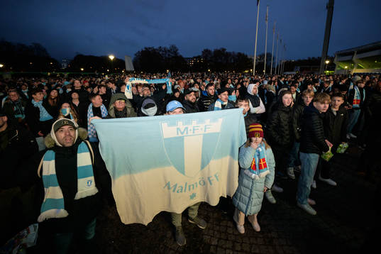 Malmö FF supportrar följer fotbollsmatchen i Allsvenskan