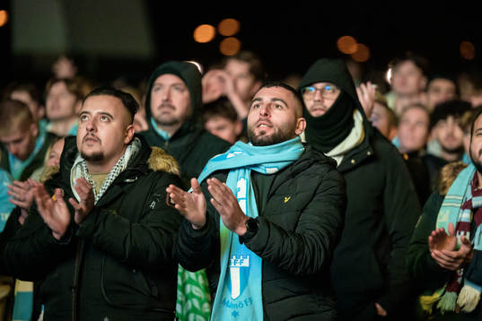 Malmö FF supportrar följer fotbollsmatchen i Allsvenskan