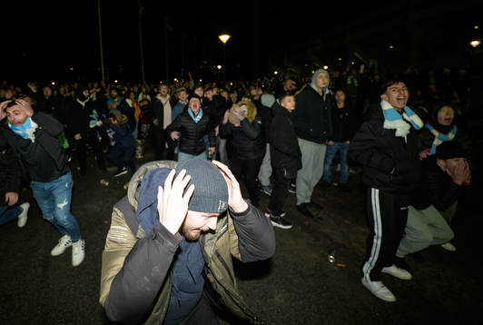 Malmö FF supportrar följer fotbollsmatchen i Allsvenskan