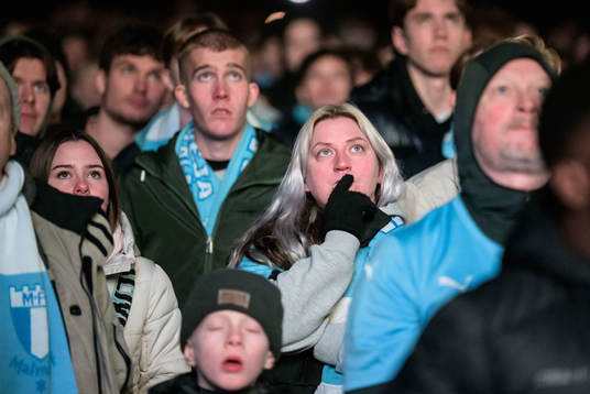 Malmö FF supportrar följer fotbollsmatchen i Allsvenskan
