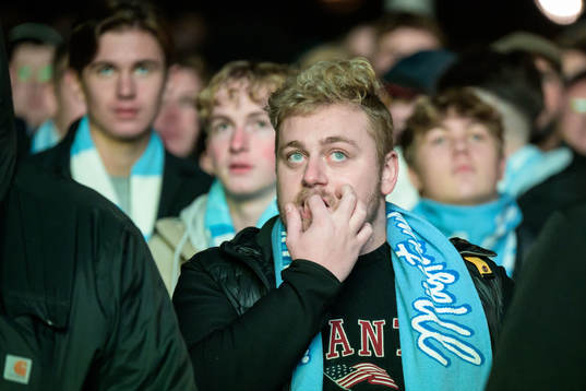 Malmö FF supportrar följer fotbollsmatchen i Allsvenskan