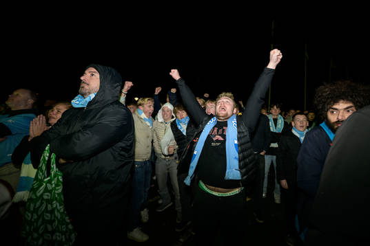 Malmö FF supportrar följer fotbollsmatchen i Allsvenskan