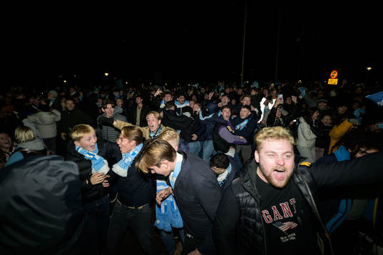 Malmö FF supportrar följer fotbollsmatchen i Allsvenskan
